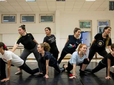 ...iniziano a eseguire una coreografia caratterizzata da movimenti fluidi e lineari, ben diversi dalle rigide posizioni della danza classica